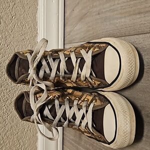 size 6: brown plaid converse